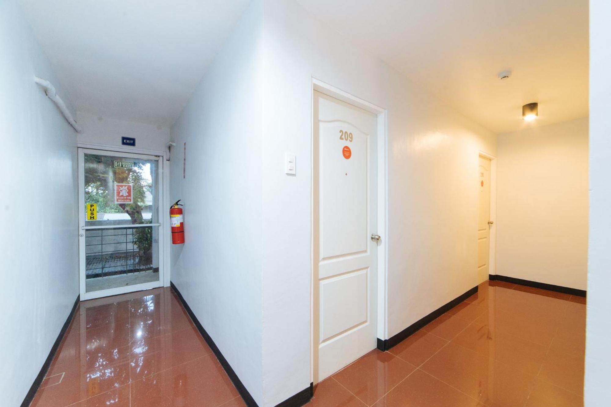 Hotel RedDoorz @ Rosario Street Bacolod Exterior foto