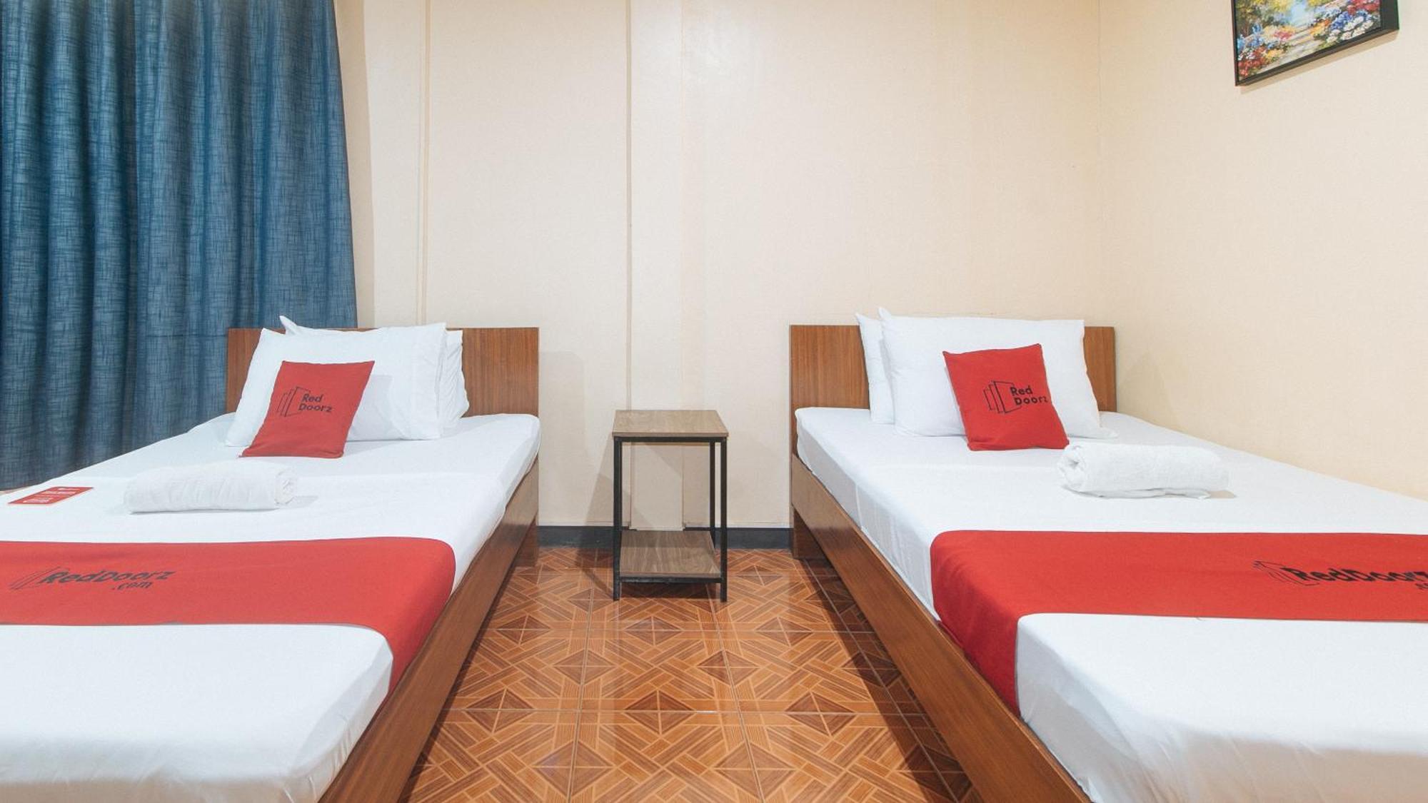 Hotel RedDoorz @ Rosario Street Bacolod Exterior foto